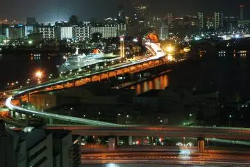 <p>ยามค่ำคืนของสะพานโกเบมองจากอาคารเทศบาลเมืองโกเบ</p>