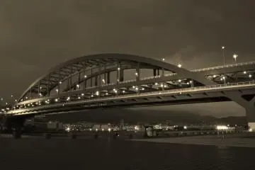 <p>เมืองโกเบนั้นได้รับการกล่าวถึงว่าเป็นเมืองแห่งการออกแบบ เมื่อมาท่องเที่ยวโกเบสิ่งที่ไม่ควรพลาดคือการชมทิวทัศน์ยามค่ำคืน หากคุณได้ล่องเรือลอดสะพานในยามเย็นก็จะได้เห็นบรรดาคู่รักพากันมาชื่นชมทิวทัศน์และบรรยากาศอันสงบงาม</p>