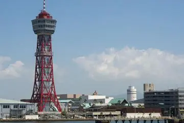 <p>หอคอยท่าเรือริมอ่าวฮากาตะ (Hakata Port Tower) มีความสูง 100 เมตร ชั้นชมวิวอยู่ที่ระดับความสูง 70 เมตร เข้าชมได้โดยไม่ต้องเสียค่าบัตรผ่านประตู</p>