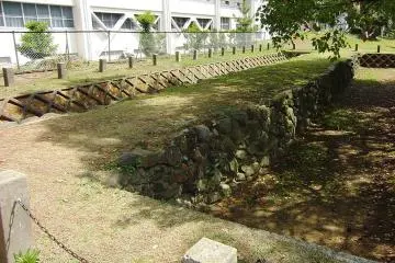 <p>กำแพงหินป้องกันกองทัพมองโกลที่บูรณะแล้ว จุดนี้อยู่ภายในมหาวิทยาลัย Seinan University</p>