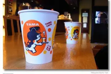 <p>มีร้านกาแฟเล็กอยู่ภายในสถานี แก้วกาแฟยังถูกตกแต่งสัญลักษณ์น้องแมวทามะ&nbsp;</p>