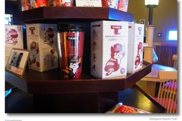 <p>มีร้านของฝากให้ซื้อกลับมาด้วย</p>