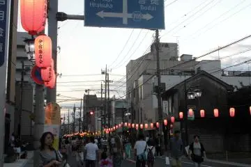 <p>ถนนถูกประดับประดาไปด้วยโคมไฟ</p>