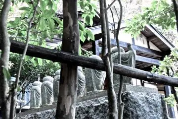 <p>A look at the temple building and statues from behind</p>