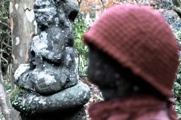 <p>These two statues face the temple</p>