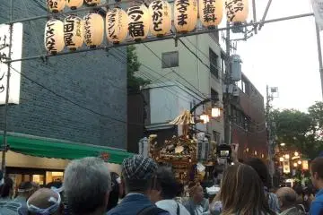 <p>ขบวนแห่ Mikoshi กำลังแห่ไปรอบๆ อาซากุสะ</p>