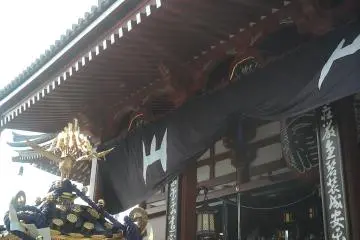 <p>ขบวนแห่ Mikoshi กำลังผ่านวัดเซนโซจิ มีผู้ชมผู้ใหญ่มาดูชมขบวนมากมาย</p>