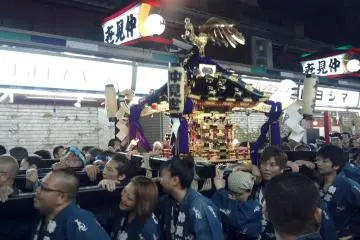 <p>ขบวนแห่ Mikoshi ที่ถนน Nakamise</p>