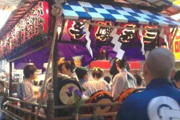 <p>การแสดงดนตรี ตีกลอง ร้องเพลง</p>