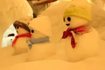 <p>Snowman ยืนต้อนรับนักท่องเที่ยว</p>