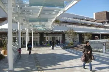 <p>Here's where you go in from the station walkway.</p>