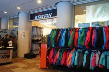 <p>ร้านที่ให้เช่าอุปกรณ์สกี สโนว์บอร์ด และชุดสำหรับเล่นสกี</p>