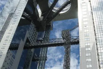 The top of is designed to look like a bowl with two chopsticks in it, the 'chopsticks' are actually glass-enclosed escalators that lead to the observation levels (Photo: Umeda Sky Building – <a href="https://www.flickr.com/photos/23774191@N03/2916418194" target="_blank" rel="noreferrer noopener nofollow">Rich Misner</a> / <a href="https://creativecommons.org/licenses/by-nd/2.0/" target="_blank" rel="noreferrer noopener nofollow">CC BY-ND 2.0</a>)