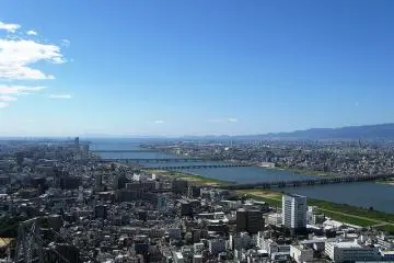 View of Okawa river from the top on a clear day. (Photo: Osaka Canal – <a href="https://www.flickr.com/photos/23774191@N03/2915573363/" target="_blank" rel="noreferrer noopener nofollow">Rich Misner</a> / <a href="https://creativecommons.org/licenses/by-nd/2.0/" target="_blank" rel="noreferrer noopener nofollow">CC BY-ND 2.0</a>)