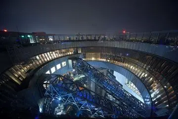 At the observation deck (Photo: Umeda Sky Building, Osaka – <a href="https://www.flickr.com/photos/caseyyee/4278142733/in/photostream/" target="_blank" rel="noreferrer noopener nofollow">Casey Yee</a> / <a href="https://creativecommons.org/licenses/by-sa/2.0/" target="_blank" rel="noreferrer noopener nofollow">CC BY-SA 2.0</a>)