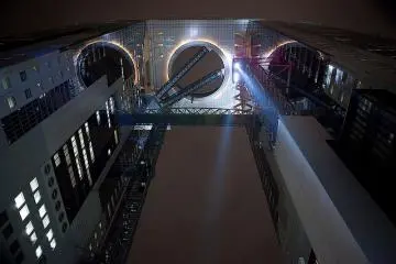 Remember to look up! (Photo: Umeda Sky Building, Osaka – <a href="https://www.flickr.com/photos/caseyyee/4278890232/" target="_blank" rel="noreferrer noopener nofollow">Casey Yee</a> / <a href="https://creativecommons.org/licenses/by-sa/2.0/" target="_blank" rel="noreferrer noopener nofollow">CC BY-SA 2.0</a>)