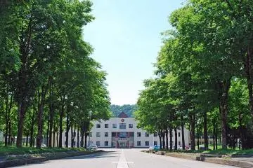Photo: IUJ entrance – <a href="https://commons.wikimedia.org/wiki/File:IUJ_entrance.jpg" target="_blank" rel="noreferrer noopener nofollow">IUJMedia</a> / <a href="https://creativecommons.org/licenses/by-sa/4.0/deed.en" target="_blank" rel="noreferrer noopener nofollow">CC BY-SA 4.0</a>