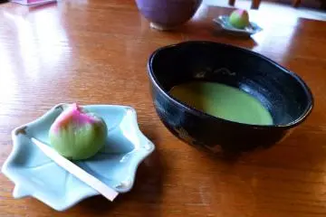 <p>ชาเขียวแบบดั้งเดิมกับขนมหวานแบบญี่ปุ่น</p>