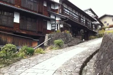 <p>พื้นยังเป็นหิน บ้านเรือนยังเป็นไม้เดิมๆตลอดหลายร้อยปีที่ผ่านมา</p>