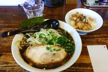 <p>Flavorful garlic ramen and a meaty rice bowl, half price at lunch time.</p>