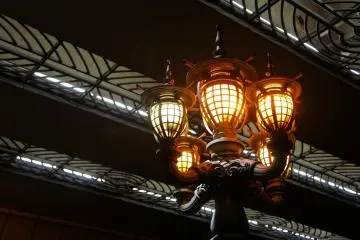 <p>Sodium gas lamps on&nbsp;Nihonbashi (Japan Bridge)</p>