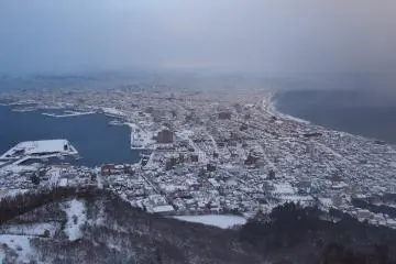 <p>วิวจากยอดเขา Mt.Hakodate ในเวลากลางวัน จะสามารถเห็นวิวเมือง Hakodate ทั้งเมืองถูกประกบด้วยเวิ้งน้ำทะเลสีฟ้าเข้ม สวยงามไปอีกแบบ</p>