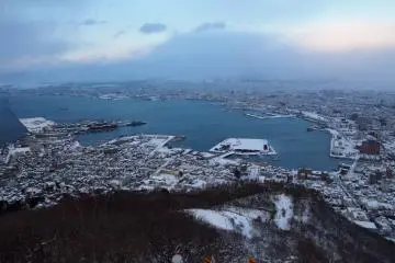 <p>อีกมุมหนึ่งของวิวจากยอดเขา Mt.Hakodate ในเวลากลางวัน จะมองเห็นท่าเรือของเมืองอย่างชัดเจน</p>
