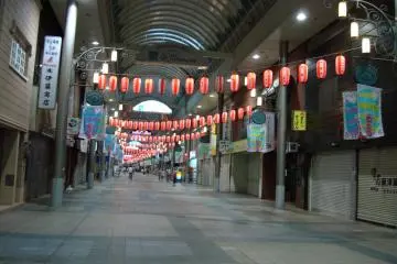 <p>Unlike in Tokyo, establishments in Kobe close down early. This photo was taken just around&nbsp;8:00 p.m.;&nbsp;the shopping lane was&nbsp;already shut down and&nbsp;deserted.</p>
