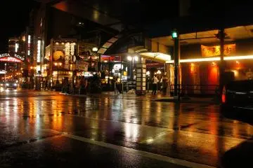<p>Night-time view of the shopping district. On either side there&nbsp;are several&nbsp;restaurants,&nbsp;including Japanese, Italian, Thai and many other ethnic varieties.&nbsp;</p>