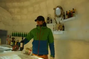 <p>ภายใน Snow Cafe มีบริการเครื่องดื่มทั้งมีเครื่องดื่มแอลกอฮอล์และกาแฟ นม</p>