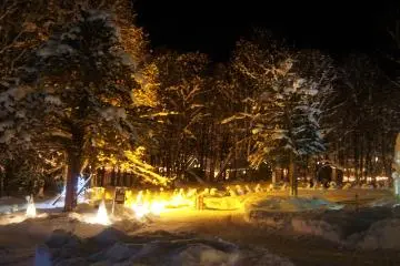 <p>บรรยากาศภายใน Furano Kan Kan Mura มีประดับไฟตามทางเดินสวยงาม</p>