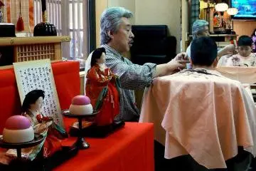 이발사는 모모타로의 이야기를 그의 포로가 된 청중에게 말하고 있었다