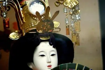 화려한 머리장식을 한 인형