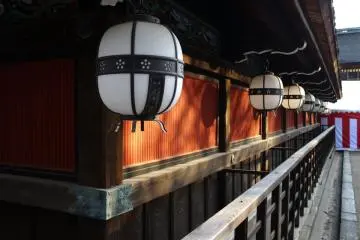 <p>โคมไฟเหล่านี้มี Kitano Tenman-Gu ของดอกพลัมเด่น</p>