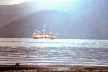 <p>เรือโจรสลัดในทะเลสาบอาชิ</p>