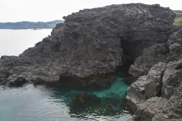 작은 동굴처럼 생긴 형성