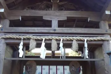 <p>The maiden who came down to Enoshima is enshrined at the first shrine, called Hetsuno-miya (辺津宮).</p>