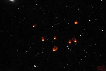 <p>Lanterns sparkle in the sky.</p>