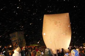 <p>The Kamifusen is lit as it gets ready to fly in the sky.</p>