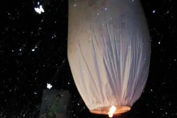 <p>The kamifusen takes to the sky.</p>