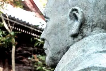 <p>Statue of a former temple master</p>