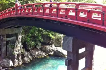 <p>สะพานชินเคียวที่อยู่ตรงทางเข้าศาลเจ้าและวัดต่างๆของนิกโก</p>

