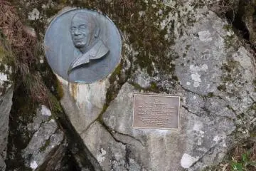 <p>หินสลักบาทหลวง Walter Weston</p>