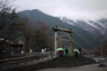 <p>สะพานแขวน&nbsp;Kappa Bridge และเทือกเขา Hotaka ในวันที่มีหิมะปกคลุม</p>