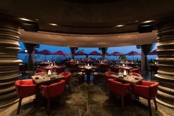 Cé La Vi Restaurant & Sky Bar (18F)